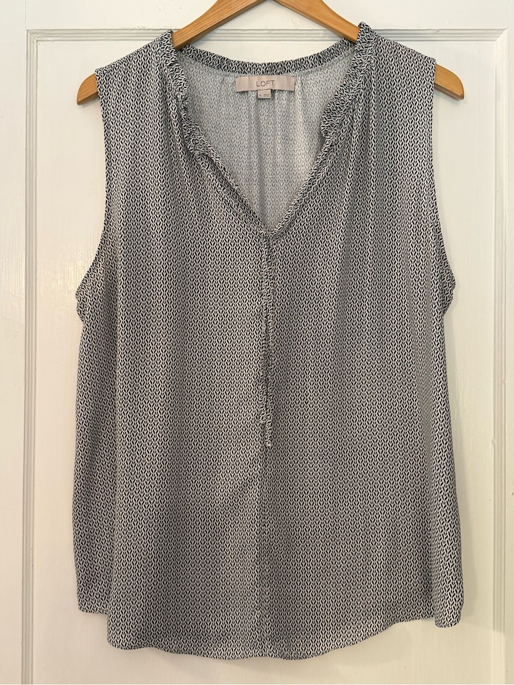 LOFT Black and White Sleeveless V-Neck Printed Camisole